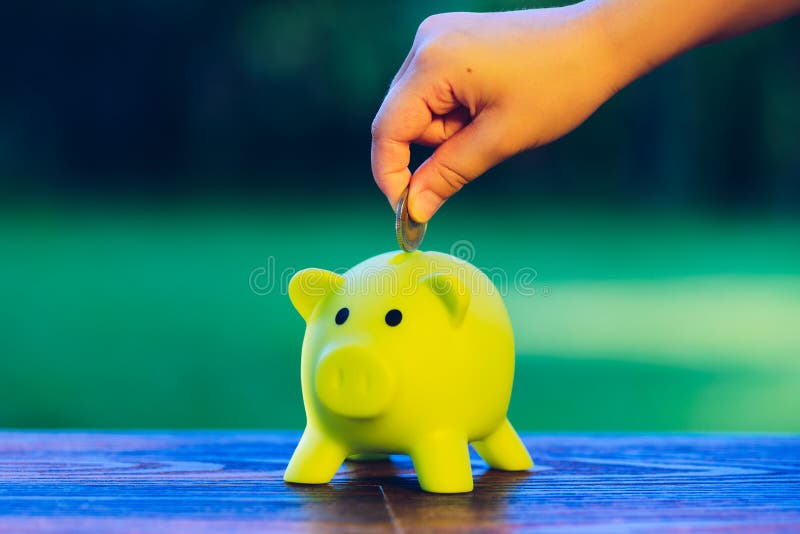 Remettez insérer une pièce de monnaie dans la tirelire verte - l'épargne Co d'écologie photo stock
