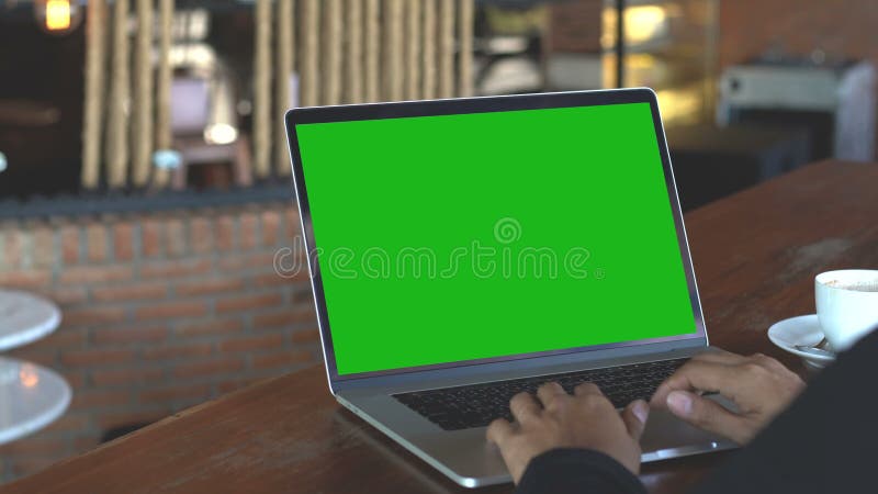 Remettez la dactylographie sur le clavier d'ordinateur portable montrant l'écran vert, 4k banque de vidéos