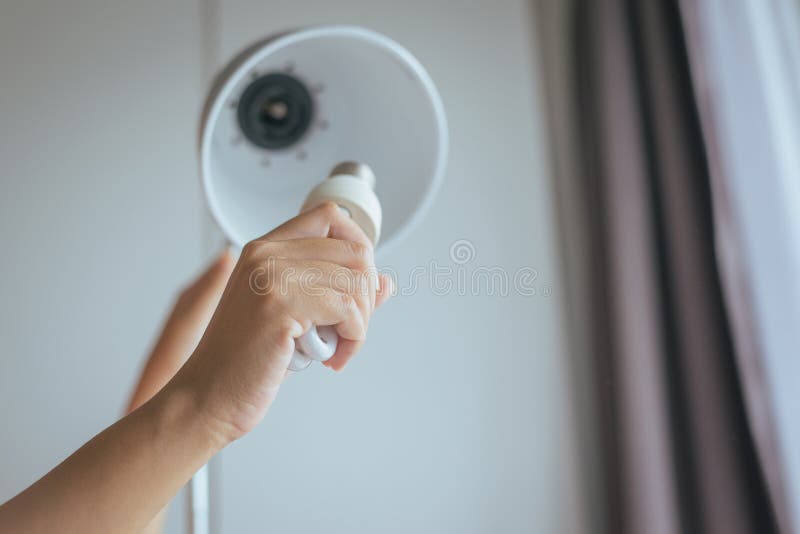 Remettez le changement avec l'ampoule de nouvelle lampe de LED à la maison, concept d'économie de puissance image libre de droits Remettez le changement avec l'ampoule de nouvelle lampe de LED à la maison, concept d'économie de puissance image libre de droits