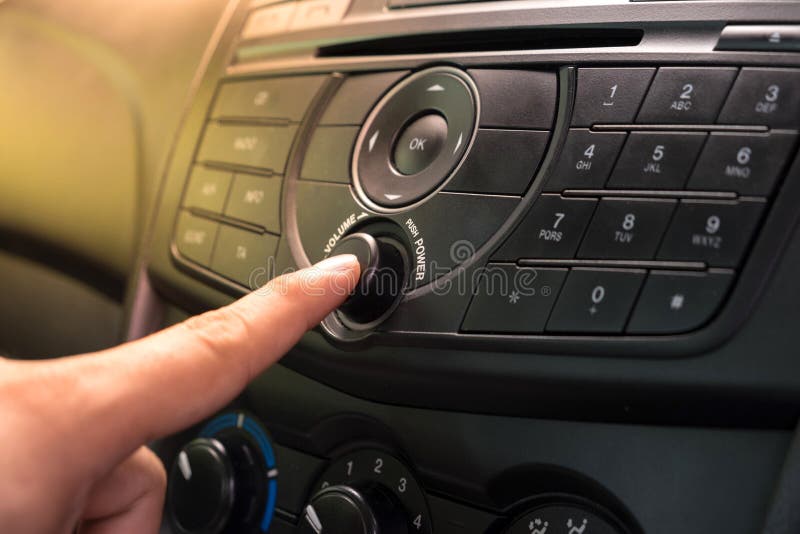 Remettez pousser le bouton de puissance pour mettre en marche la voiture stéréo images libres de droits Remettez pousser le bouton de puissance pour mettre en marche la voiture stéréo images libres de droits