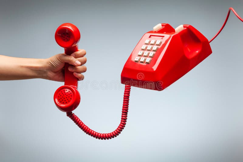 Remettez tenir le téléphone, récepteur téléphonique rouge classique photographie stock Remettez tenir le téléphone, récepteur téléphonique rouge classique photographie stock