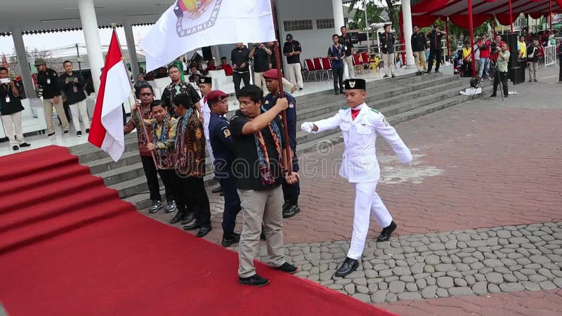 Remise des porteurs de drapeaux du parti volant dans le champ de la cérémonie pacifique du festival électoral à bekasi