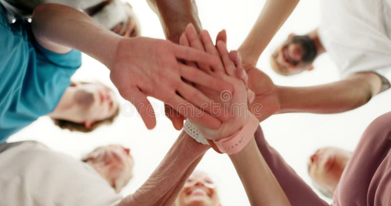 Remise en forme aux mains empilées et groupe de personnes pour le travail d'équipe, la collaboration et la motivation et le soutie banque de vidéos