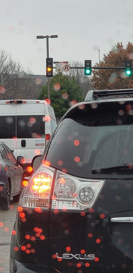 Remlichten die de regen in zwaar verkeer weergeven royalty-vrije stock fotografie Remlichten die de regen in zwaar verkeer weergeven royalty-vrije stock fotografie