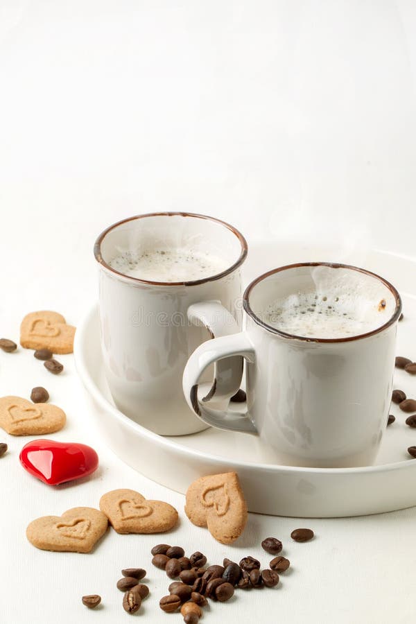 Remolque la taza de capuchino con las galletas como corazones foto de archivo Remolque la taza de capuchino con las galletas como corazones foto de archivo