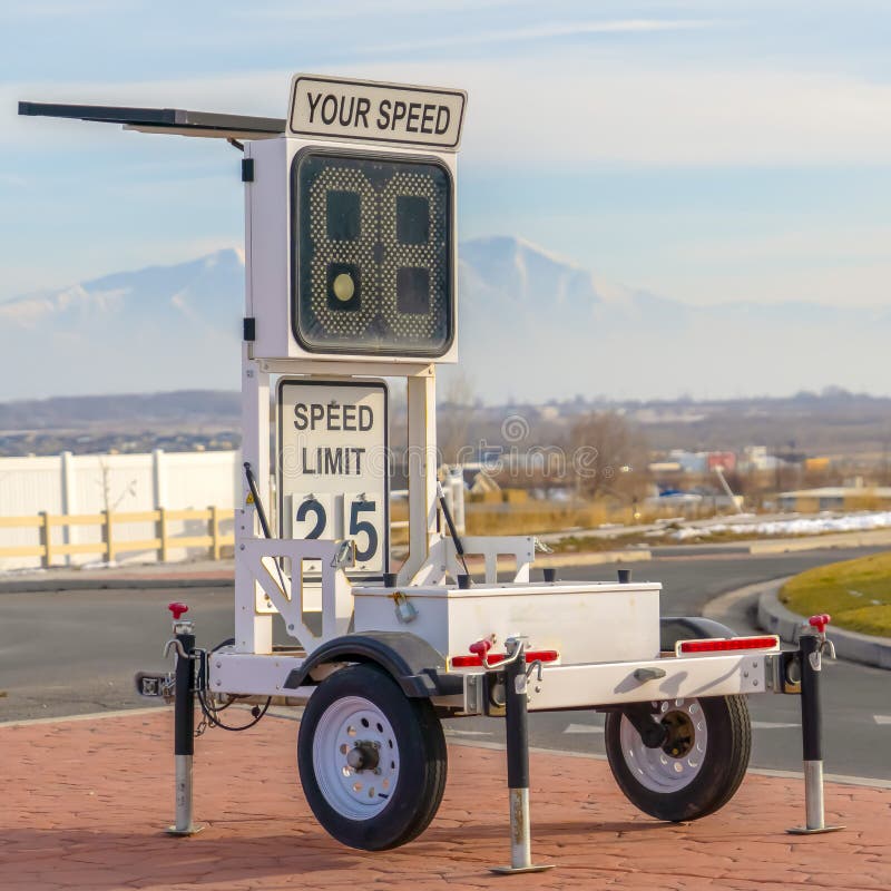 Remolque móvil de la velocidad del radar con la muestra del límite de velocidad fotos de archivo libres de regalías Remolque móvil de la velocidad del radar con la muestra del límite de velocidad fotos de archivo libres de regalías