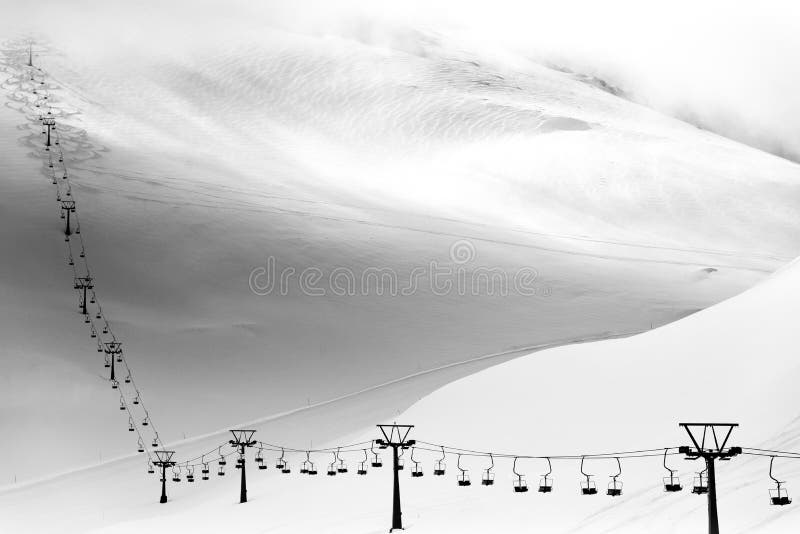 Le télésiège disparaît dans les nuages image stock