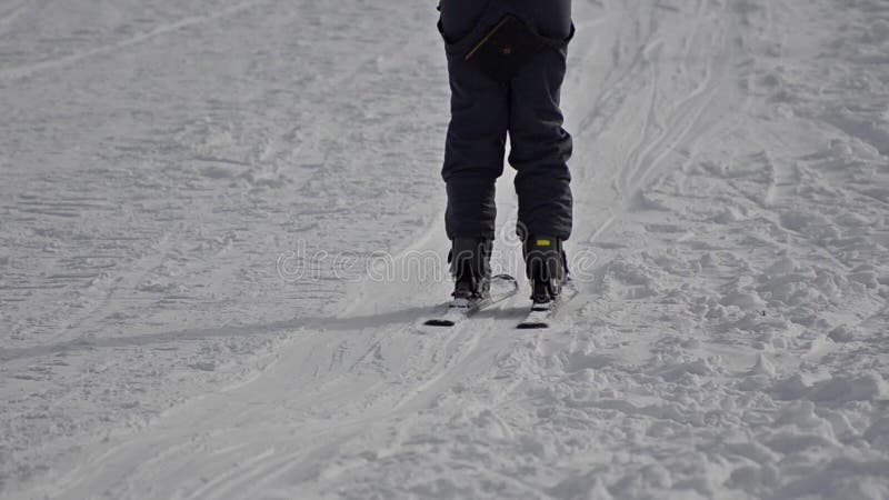 Remonte-pente tirant le skieur sur le dessus du skislope