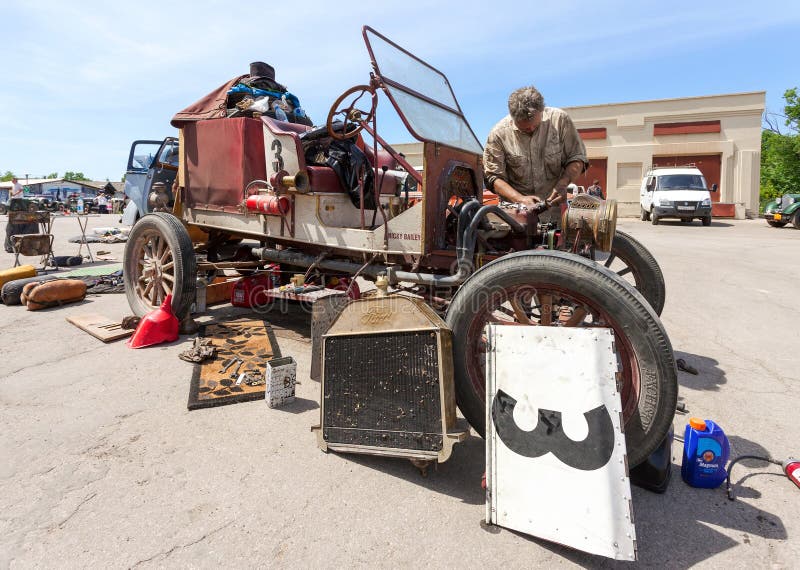 Remontowy retro samochodowy Ford model T 1913 roku zdjęcie stock