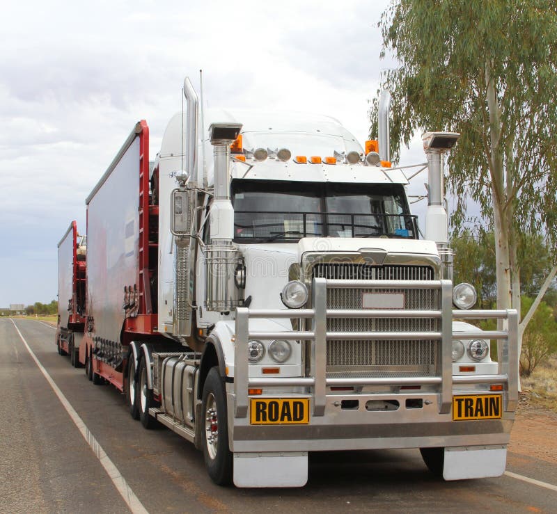 Un convoi routier transporte des biens de consommation dans l'Outback australien image libre de droits
