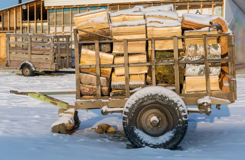 https://thumbs.dreamstime.com/b/remorque-pour-le-transport-du-bois-de-chauffage-en-hiver-chariot-la-est-vente-dans-campagne-neige-148255679.jpg