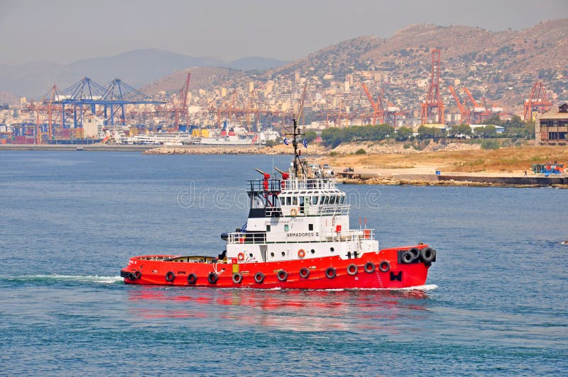 Remorqueur dans le port de Le Pirée, Grèce photographie stock libre de droits Remorqueur dans le port de Le Pirée, Grèce photographie stock libre de droits