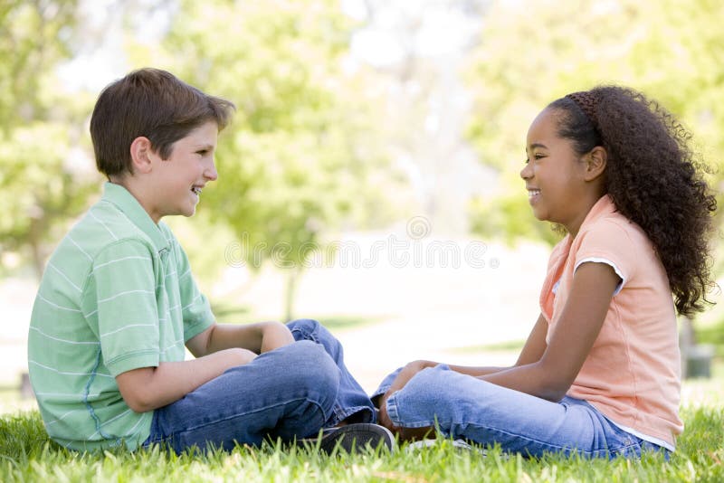 Remorquez les jeunes amis s'asseyant en regardant à l'extérieur chacun