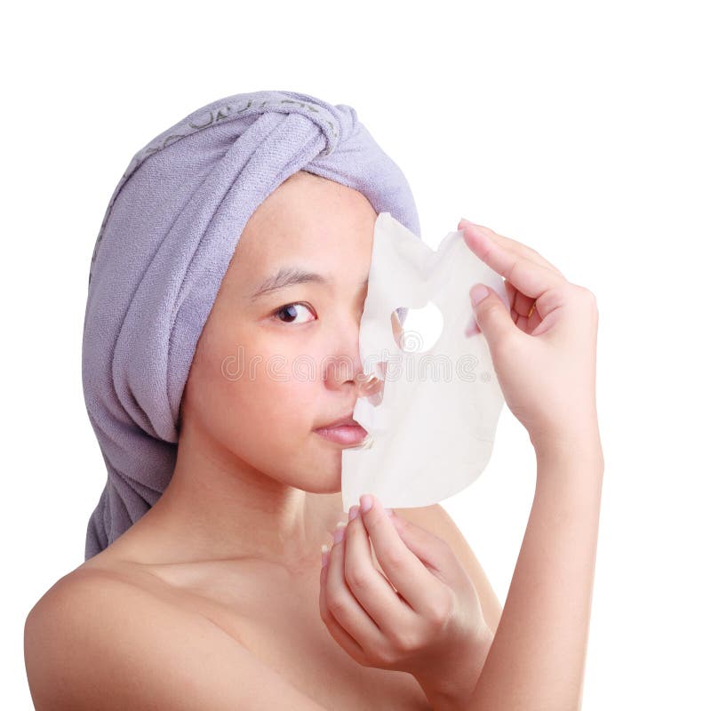 A remoção asiática da jovem mulher facial descasca fora a máscara isolada no fundo branco da cor foto de stock royalty free A remoção asiática da jovem mulher facial descasca fora a máscara isolada no fundo branco da cor foto de stock royalty free