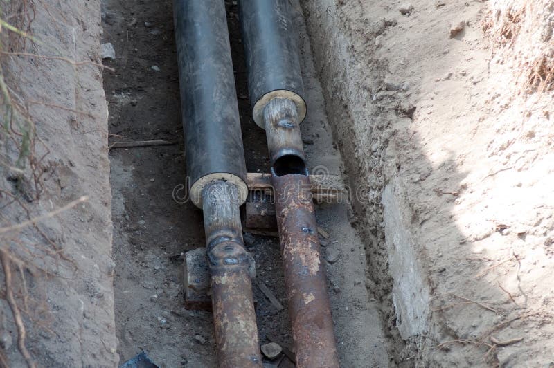 Remplacement de vieux systèmes de chauffage et conduites d'eau à nouveau image stock Remplacement de vieux systèmes de chauffage et conduites d'eau à nouveau image stock