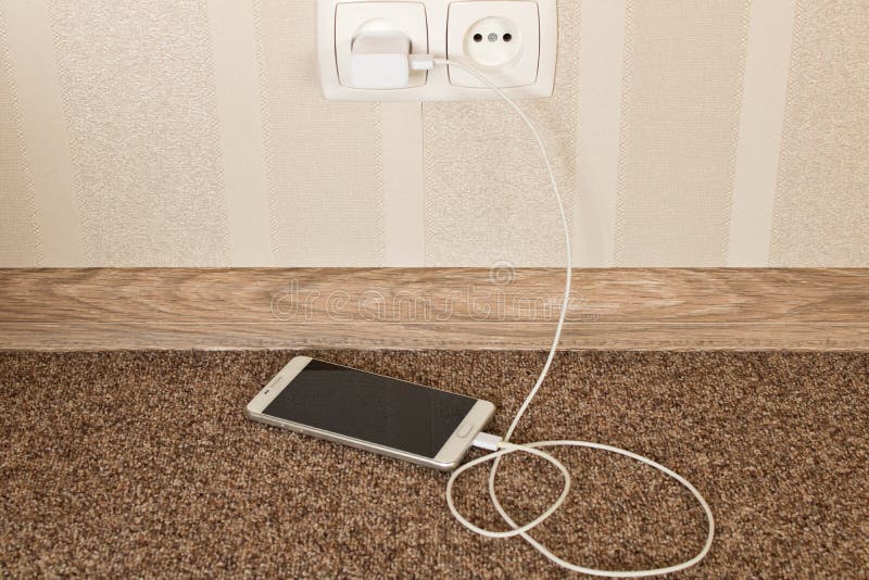 Remplissage blanc de t?l?phone portable Smartphone sur la charge image stock Remplissage blanc de t?l?phone portable Smartphone sur la charge image stock
