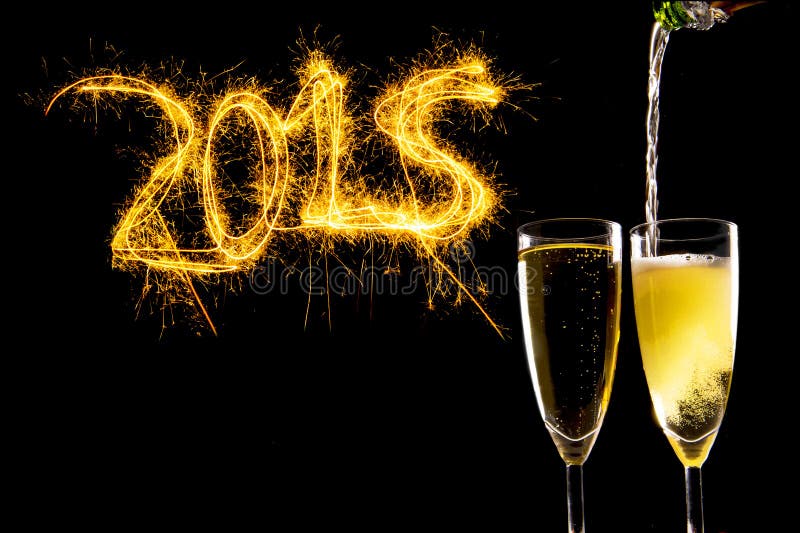 Remplissage de bouteilles Champagne Glasses pour célébrer la veille de nouvelles années 2015 images libres de droits Remplissage de bouteilles Champagne Glasses pour célébrer la veille de nouvelles années 2015 images libres de droits
