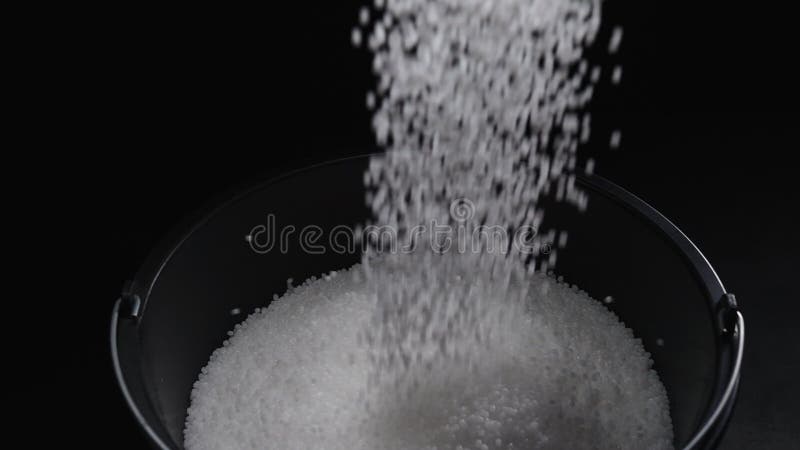 Remplissage du réservoir avec des granules en plastique. le procédé de production de pièces à partir de composés de polyéthylène. banque de vidéos