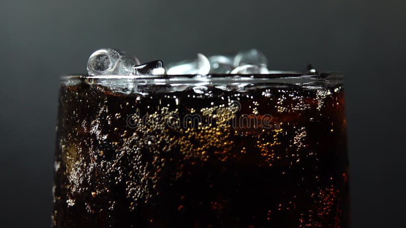 Remplissage 4k vers le haut d'une tasse de fin vers le haut de la macro tir des bulles dans des gouttes de coca de l'eau dans le g clips vidéos