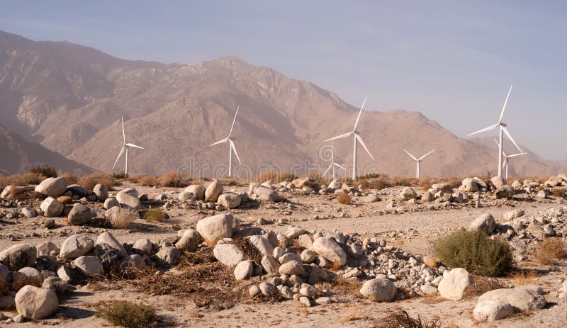 Ren grön makt för öken för energivindturbiner alternativ arkivfoto Ren grön makt för öken för energivindturbiner alternativ arkivfoto