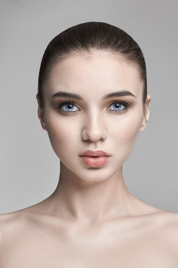 Ren hudskönhet från naturen, skincareskönhetframsida, sexig kvinna M royaltyfria foton Ren hudskönhet från naturen, skincareskönhetframsida, sexig kvinna M royaltyfria foton