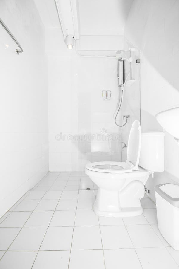 Ren vit toalett i badrum, inre modern stil arkivfoto Ren vit toalett i badrum, inre modern stil arkivfoto