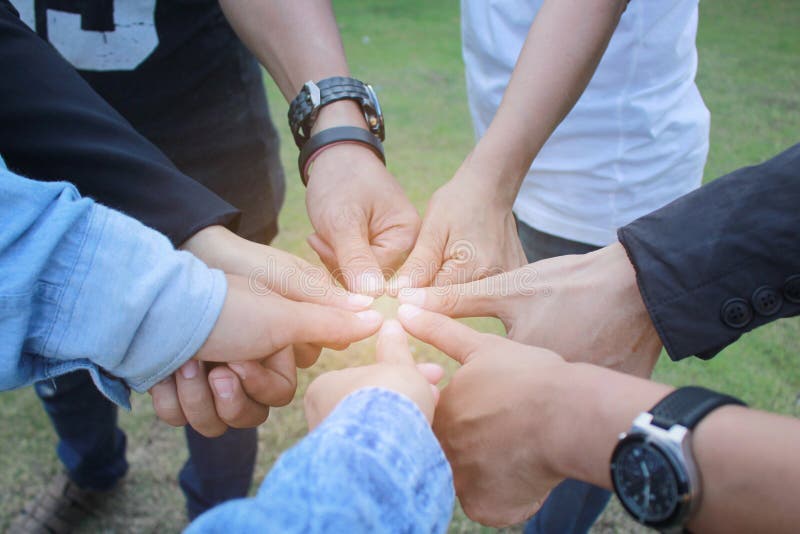 Rencontrant le concept de travail d'équipe, le groupe d'amitié avec des mains montrant l'unité et les pouces sur le fond vert photos stock Rencontrant le concept de travail d'équipe, le groupe d'amitié avec des mains montrant l'unité et les pouces sur le fond vert photos stock