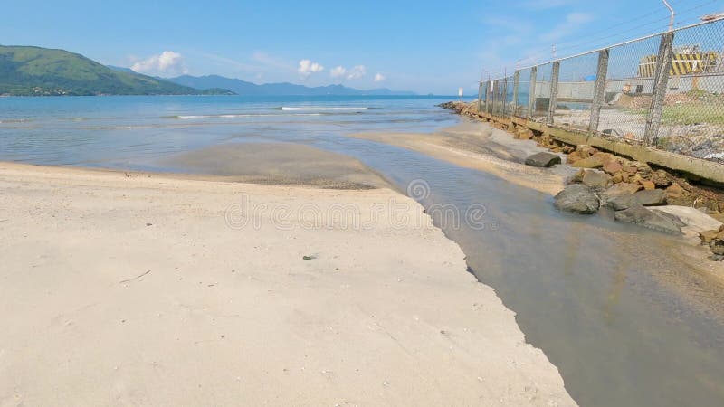 Rencontre de la rivière polluée avec l'eau de mer. flux d'eau polluée à l'eau de mer propre. pollution des océans banque de vidéos