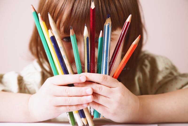 Rendons notre vie intéressante et colorée ! Photo humoristique de grand artiste Portrait de fille mignonne de petit enfant avec c images stock Rendons notre vie intéressante et colorée ! Photo humoristique de grand artiste Portrait de fille mignonne de petit enfant avec c images stock