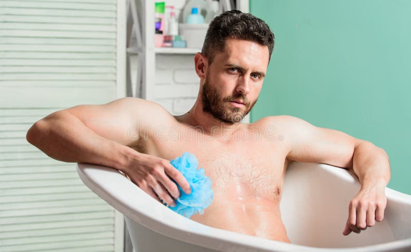 Reng?rande delar f?rkroppsligar egg toilet Sitter den muskul?sa torson f?r mannen i badkar applicera genomskinlig fernissa f?r om arkivfoto Reng?rande delar f?rkroppsligar egg toilet Sitter den muskul?sa torson f?r mannen i badkar applicera genomskinlig fernissa f?r om arkivfoto