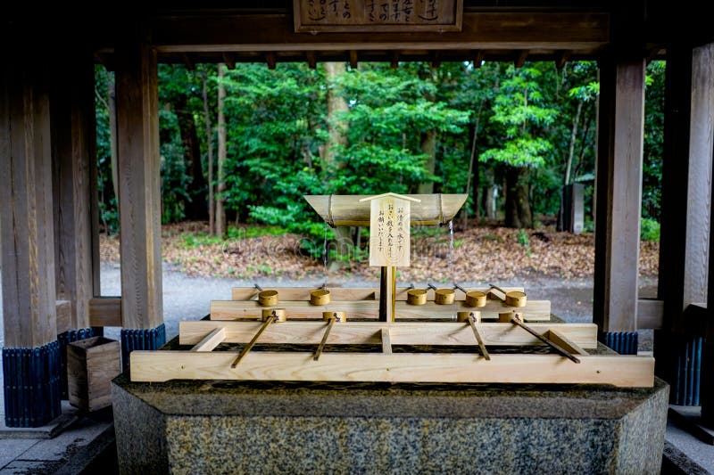 Reningspringbrunn på den Meiji jingurelikskrin i Tokyo Japan Asien royaltyfri bild Reningspringbrunn på den Meiji jingurelikskrin i Tokyo Japan Asien royaltyfri bild