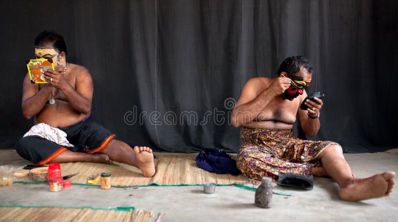 Renivellement d'acteurs de Kathakali photo stock Renivellement d'acteurs de Kathakali photo stock