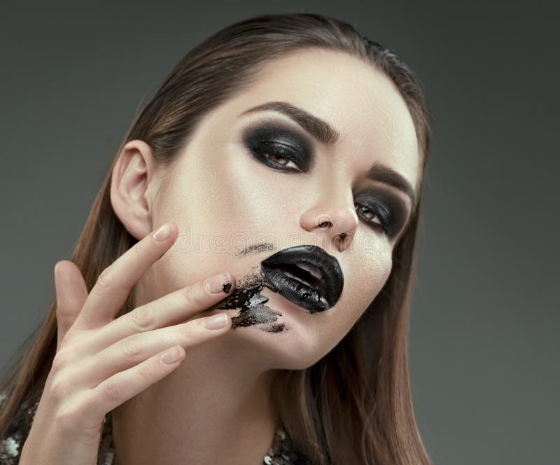 Renivellement de Veille de la toussaint Fille de mannequin avec le maquillage noir gothique à la mode La jeune femme enduit le ro image libre de droits Renivellement de Veille de la toussaint Fille de mannequin avec le maquillage noir gothique à la mode La jeune femme enduit le ro image libre de droits