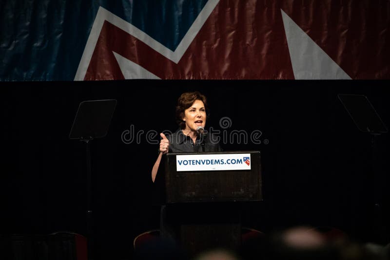 Reno, NV - 23 Juni, 2018 - Jacky Rosen Yelling And Pointing Duri stock afbeeldingen Reno, NV - 23 Juni, 2018 - Jacky Rosen Yelling And Pointing Duri stock afbeeldingen