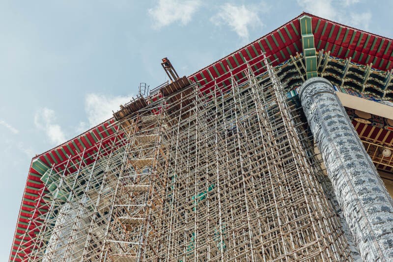 Renoverad åttahörnig paviljong över den 99 foten 30 meter högväxt bronsGuanyin staty på Kek Lok Si Temple på George Town arkivfoton Renoverad åttahörnig paviljong över den 99 foten 30 meter högväxt bronsGuanyin staty på Kek Lok Si Temple på George Town arkivfoton