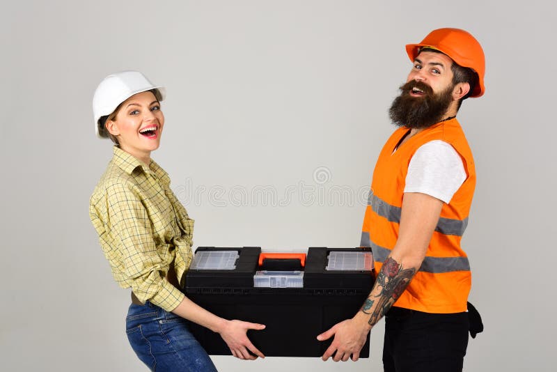 Renovering och konstruktion Par av byggnadsarbetare Par av hårda arbetare Nätt kvinna och skäggig man in royaltyfri bild Renovering och konstruktion Par av byggnadsarbetare Par av hårda arbetare Nätt kvinna och skäggig man in royaltyfri bild