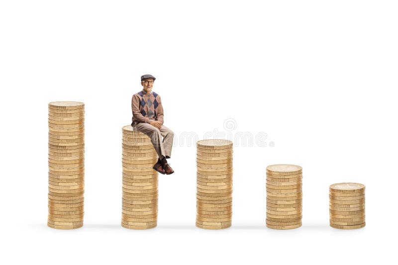 Rentner auf Münzstapeln sitzen stockfoto