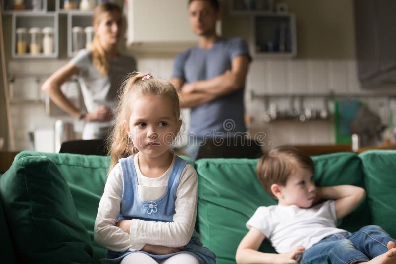 Renversement de fille d'enfant, offensé ou ennuyé ignorant les parents et le frère photos libres de droits Renversement de fille d'enfant, offensé ou ennuyé ignorant les parents et le frère photos libres de droits
