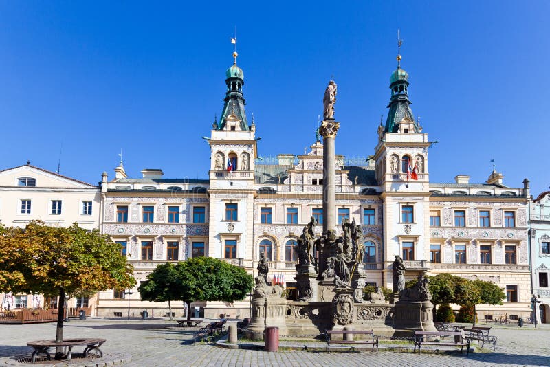 Renässansstadshus och Marian kolonn, Pardubice, östliga Bohemia, Tjeckien royaltyfri foto Renässansstadshus och Marian kolonn, Pardubice, östliga Bohemia, Tjeckien royaltyfri foto