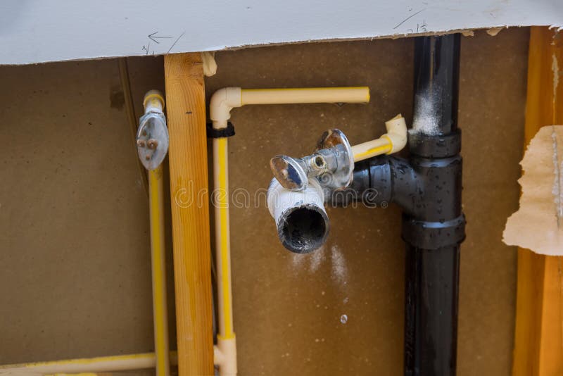 Opraviť inštalatérstvo linka poškodené netesní voda hadice rúrka v kúpeľňa.