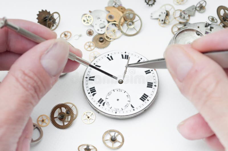 Фирма занимается ремонтом часов приобретение комплектующих. Миниатюрные предметы часовщика. Ремонт в определенные часы. Атрибуты часовщика. Держатель для ремонта часов.