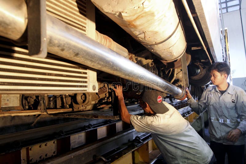 Mechanic by old train editorial photography. Image of mechanic 34455742