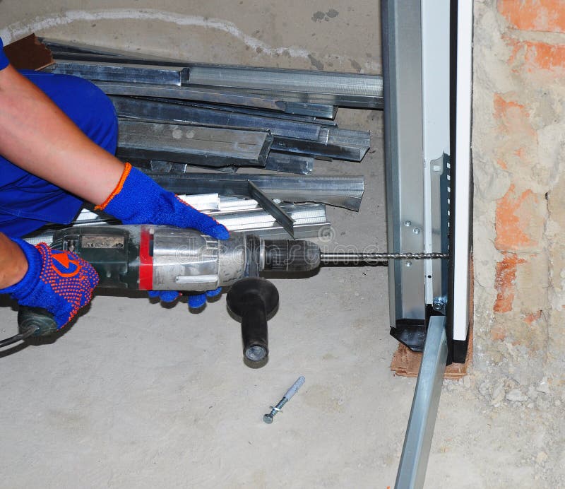 Repairman Instaluje garażu drzwi fotografia stock Repairman Instaluje garażu drzwi fotografia stock