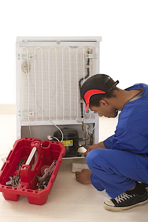 Repairman pracuje na łamanej chłodziarce obrazy royalty free Repairman pracuje na łamanej chłodziarce obrazy royalty free