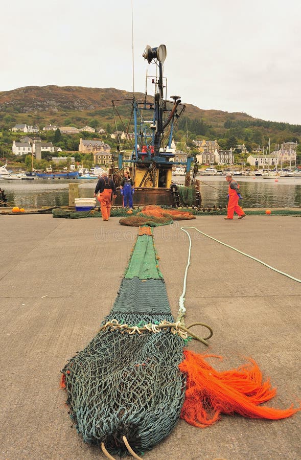 Reparaciones de la red de red barredera, Tarbert, Escocia fotografía de archivo Reparaciones de la red de red barredera, Tarbert, Escocia fotografía de archivo