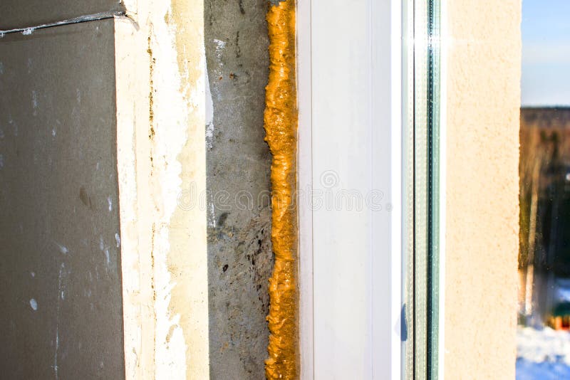 Reparación dentro Una parte de una ventana, una pared con la masilla dura, espuma de poliuretano, concreta imágenes de archivo libres de regalías Reparación dentro Una parte de una ventana, una pared con la masilla dura, espuma de poliuretano, concreta imágenes de archivo libres de regalías