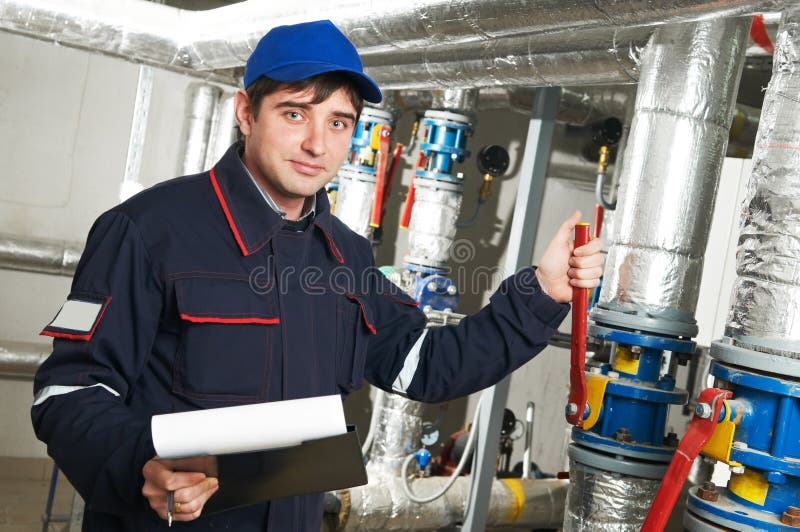 Reparador do coordenador do aquecimento no quarto de caldeira fotos de stock