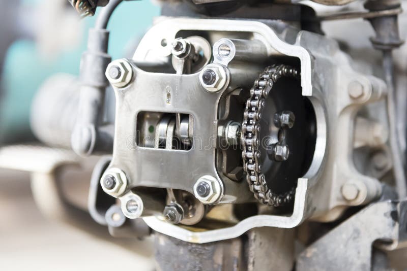 Reparatie van motorfietsmotor, motor, in garage, close-up stock afbeelding Reparatie van motorfietsmotor, motor, in garage, close-up stock afbeelding