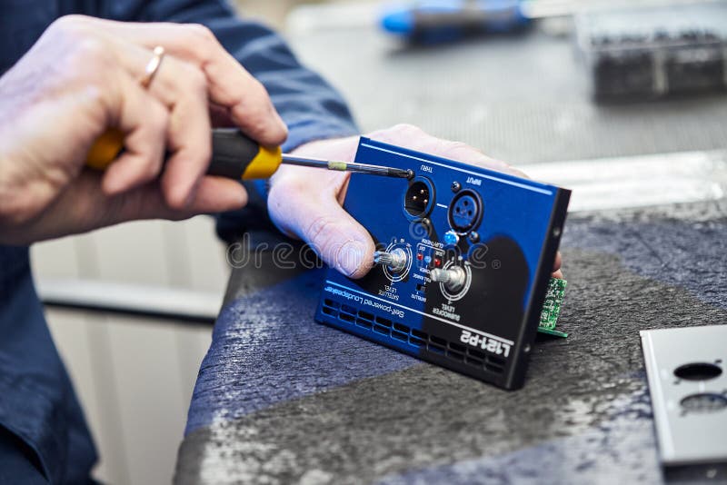 Reparation av maskinvara. reparationsverkstad och arbetare med verktyg. mikrochip och kretskort. testa modern digital enhet på royaltyfri bild