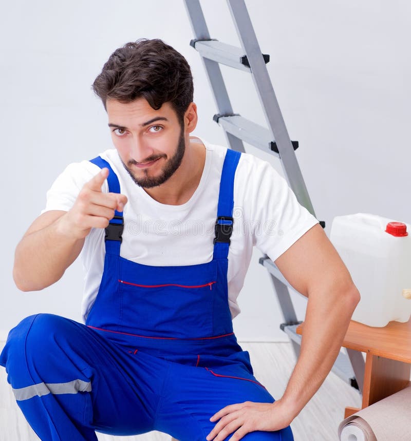 Reparatorul repară renovarea casei cu hârtie stock photos